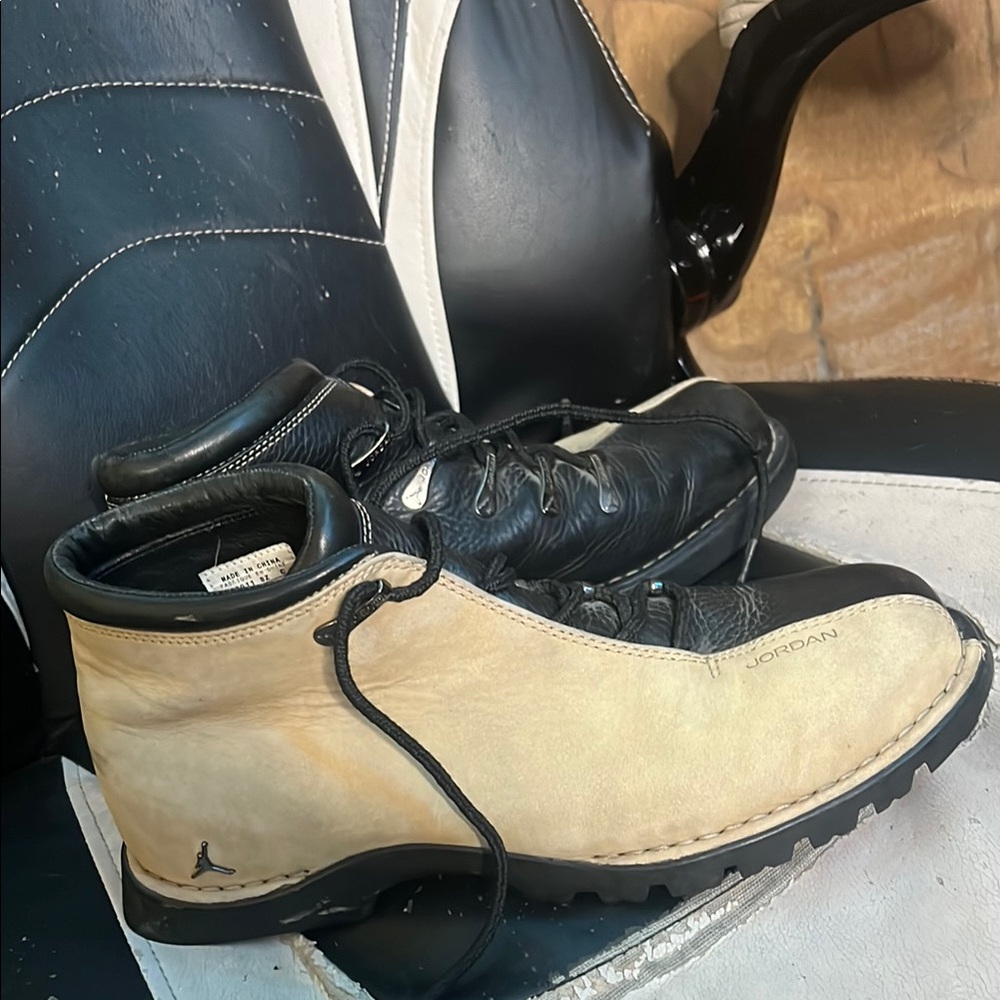 Jordan Men's Black and Tan Shoes